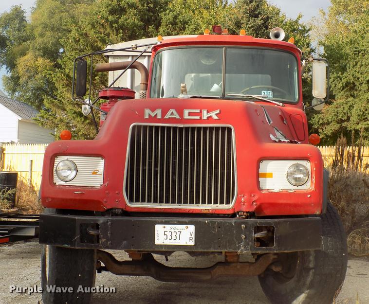 image for item DC4765 1982 Mack 685S grain truck