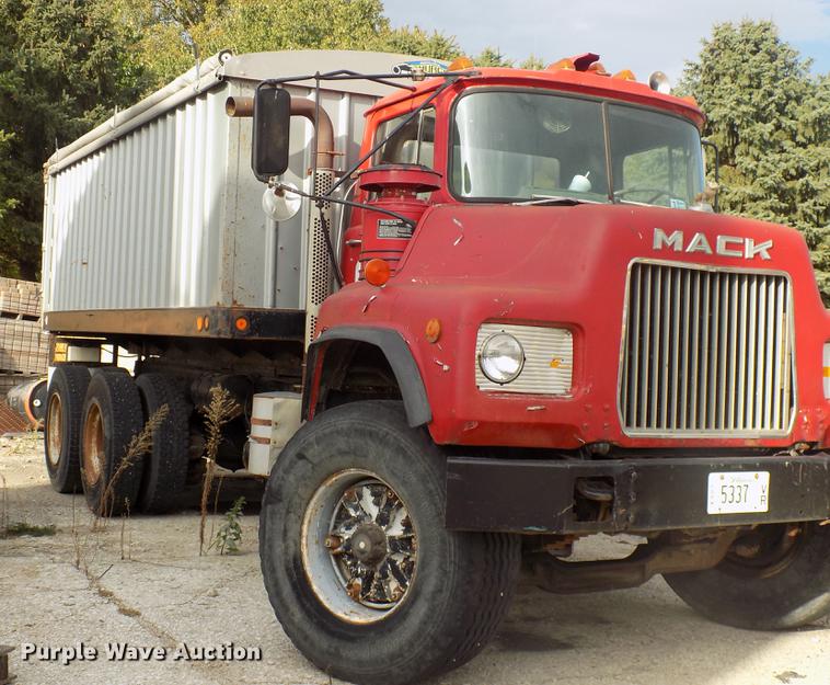 image for item DC4765 1982 Mack 685S grain truck