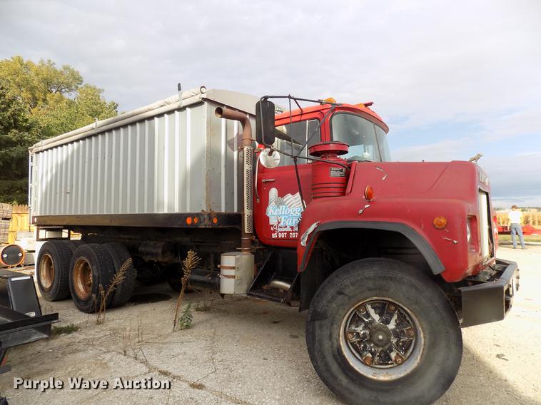 image for item DC4765 1982 Mack 685S grain truck