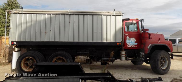 image for item DC4765 1982 Mack 685S grain truck