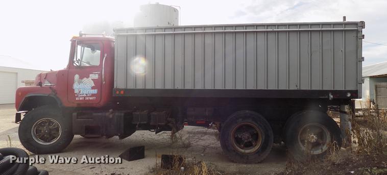 image for item DC4765 1982 Mack 685S grain truck