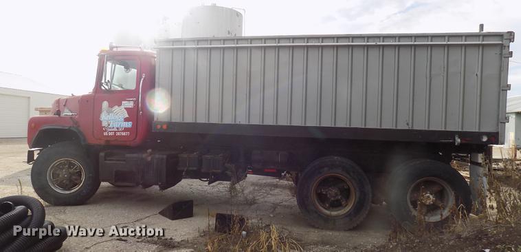 image for item DC4765 1982 Mack 685S grain truck