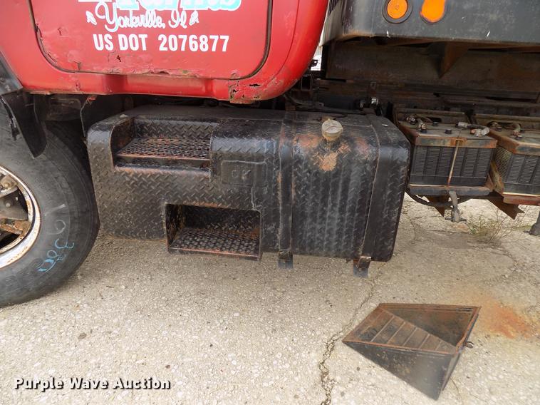 image for item DC4765 1982 Mack 685S grain truck