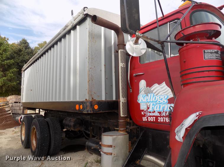 image for item DC4765 1982 Mack 685S grain truck