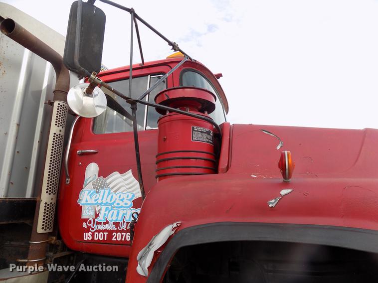 image for item DC4765 1982 Mack 685S grain truck