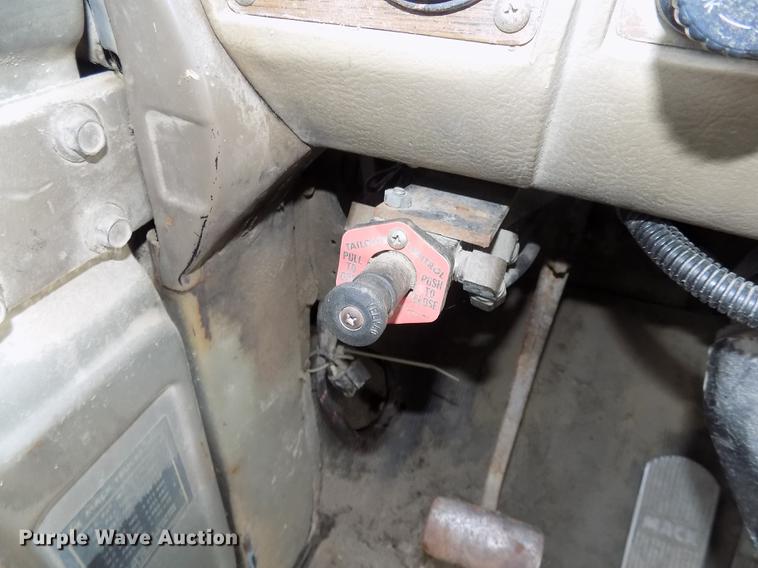 image for item DC4765 1982 Mack 685S grain truck