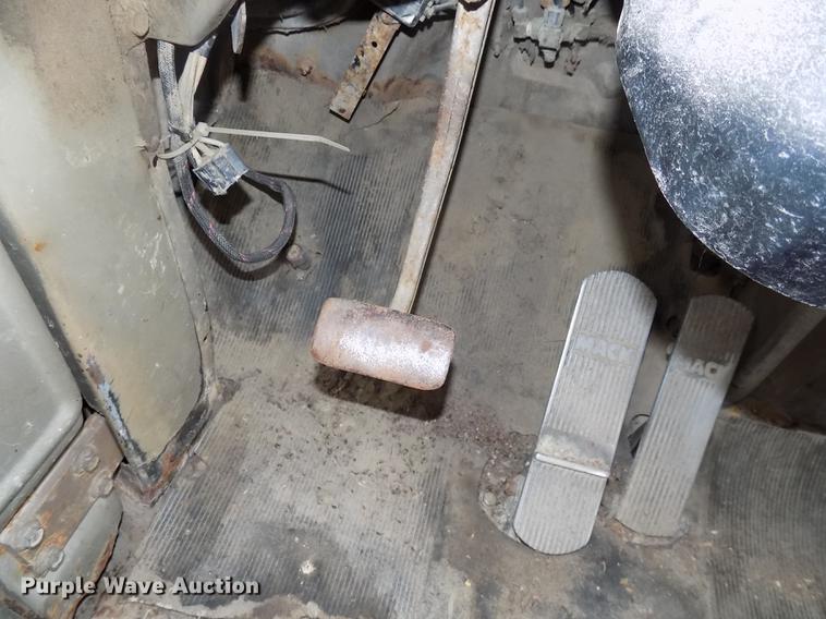 image for item DC4765 1982 Mack 685S grain truck