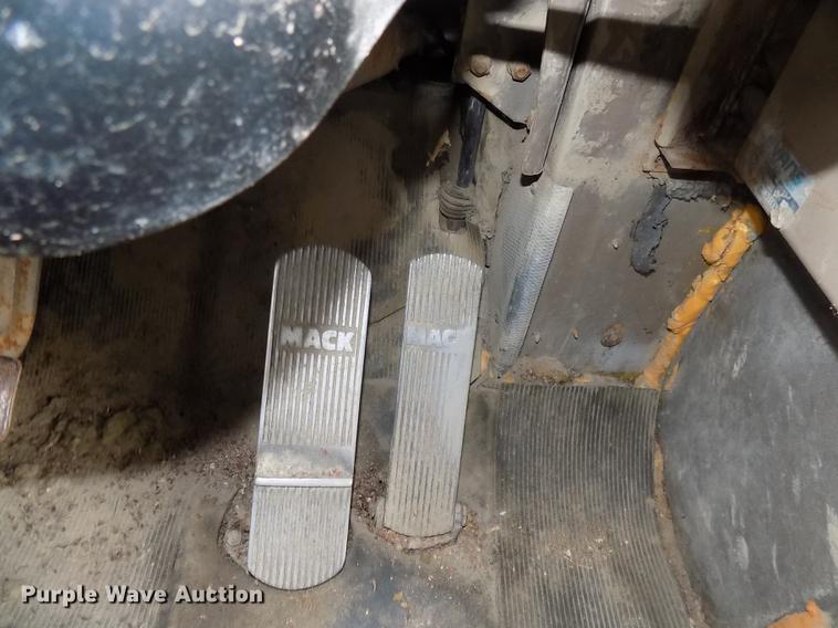 image for item DC4765 1982 Mack 685S grain truck