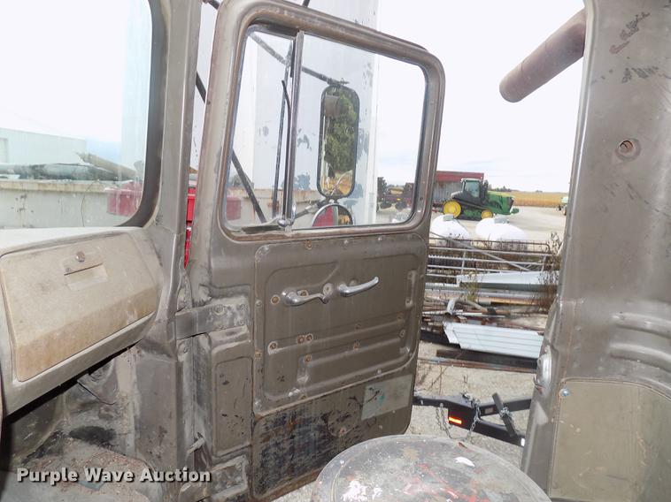 image for item DC4765 1982 Mack 685S grain truck