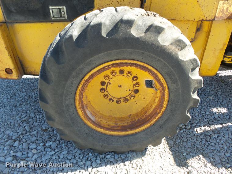 image for item DC6800 1982 John Deere 444C wheel loader