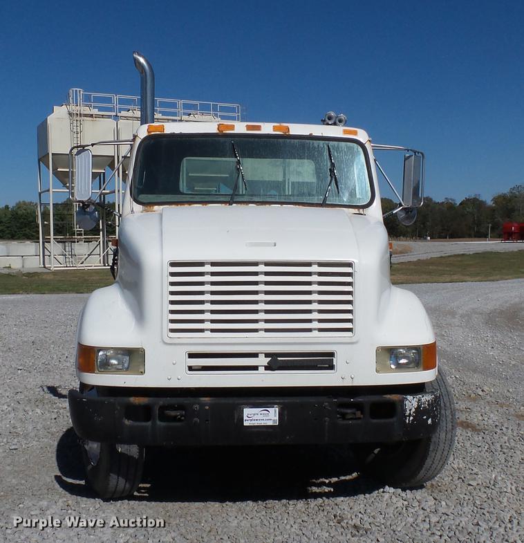 image for item DC6801 1994 International 8100 truck cab and chassis