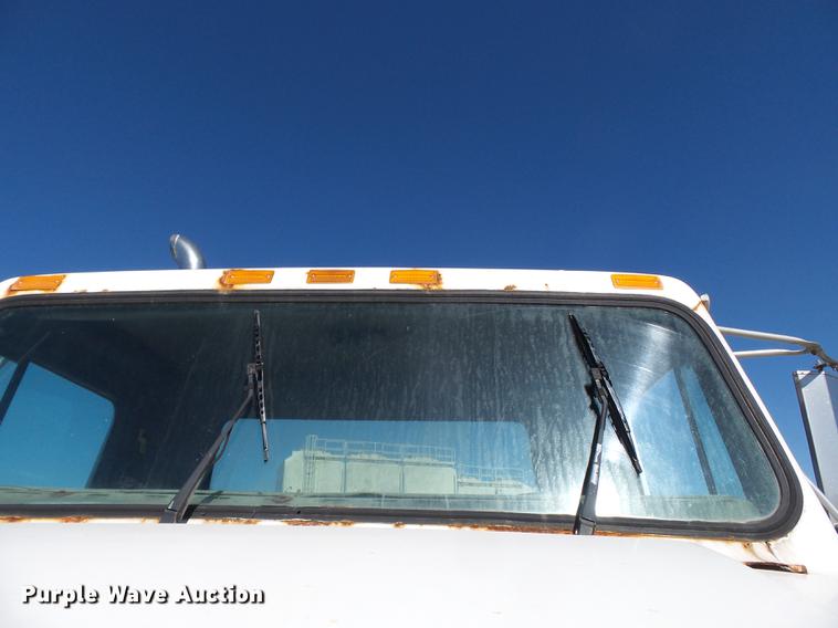 image for item DC6801 1994 International 8100 truck cab and chassis