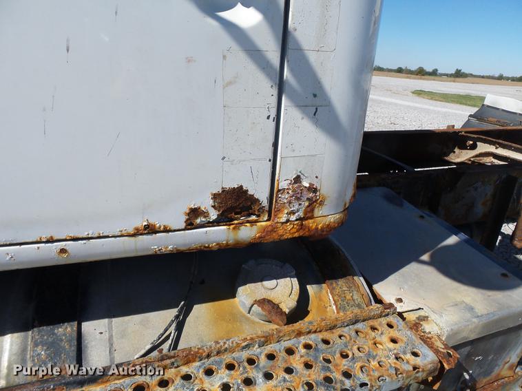 image for item DC6801 1994 International 8100 truck cab and chassis