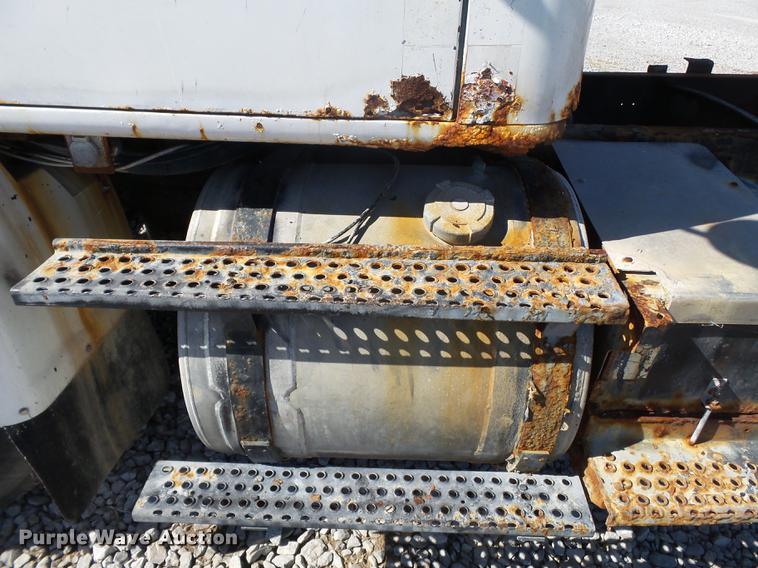 image for item DC6801 1994 International 8100 truck cab and chassis