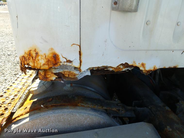 image for item DC6801 1994 International 8100 truck cab and chassis