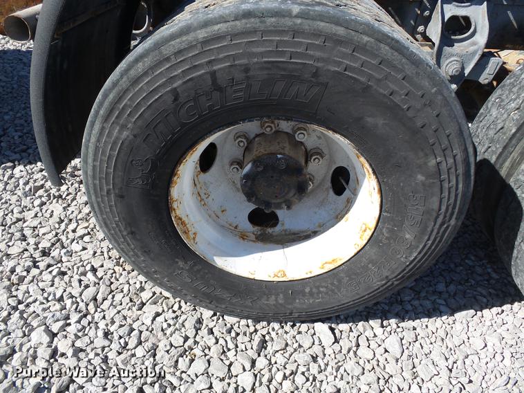 image for item DC6801 1994 International 8100 truck cab and chassis