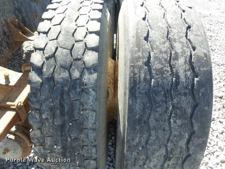 image for item DC6801 1994 International 8100 truck cab and chassis