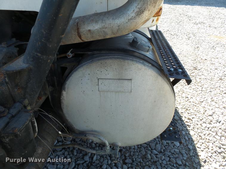 image for item DC6801 1994 International 8100 truck cab and chassis