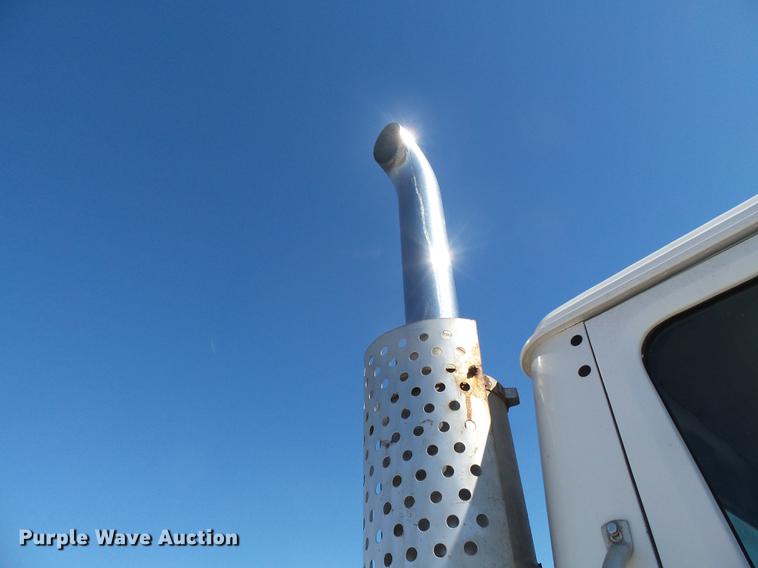 image for item DC6801 1994 International 8100 truck cab and chassis