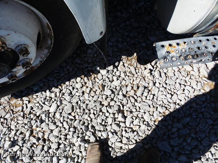 image for item DC6801 1994 International 8100 truck cab and chassis