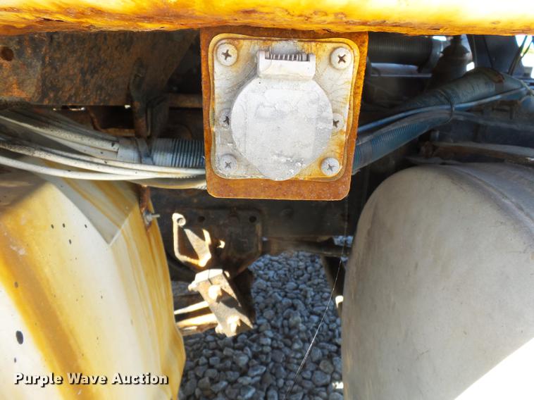 image for item DC6801 1994 International 8100 truck cab and chassis