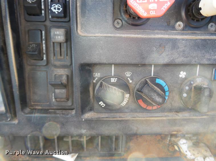 image for item DC6801 1994 International 8100 truck cab and chassis