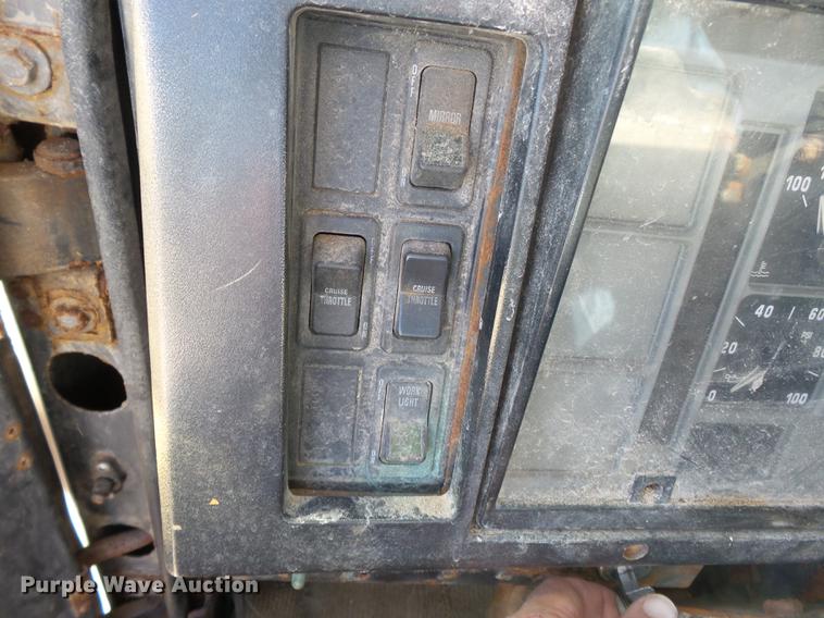 image for item DC6801 1994 International 8100 truck cab and chassis