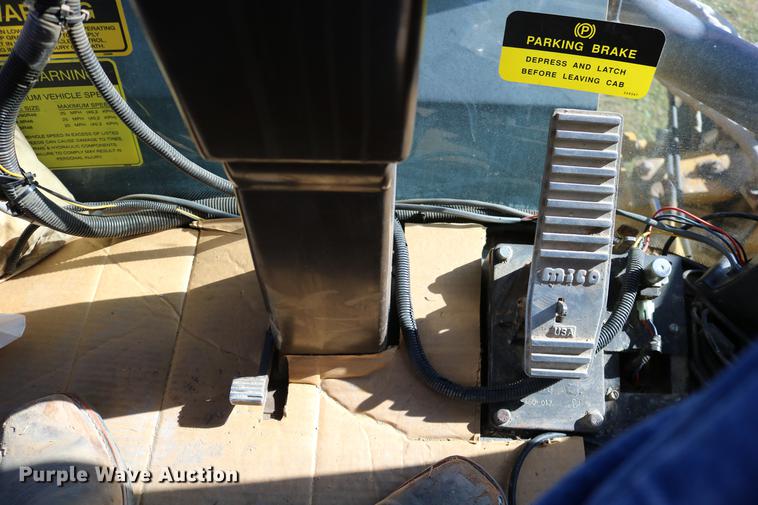 image for item DD0008 1996 Ag-Chem RoGator 854 self-propelled sprayer