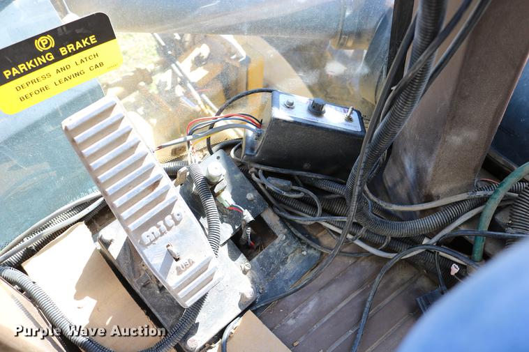 image for item DD0008 1996 Ag-Chem RoGator 854 self-propelled sprayer