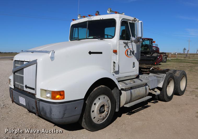 image for item DD0009 1995 International 9400 semi truck