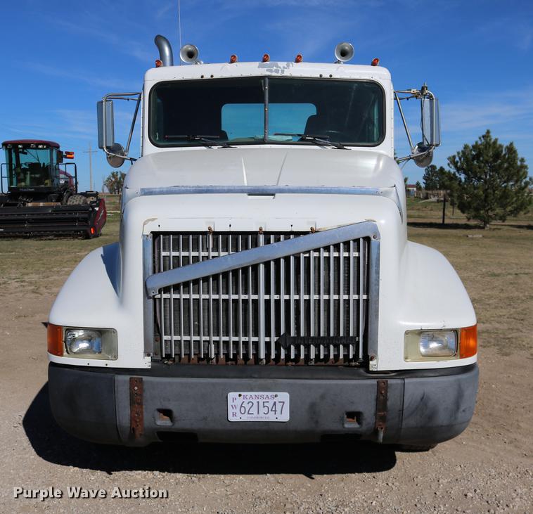 image for item DD0009 1995 International 9400 semi truck