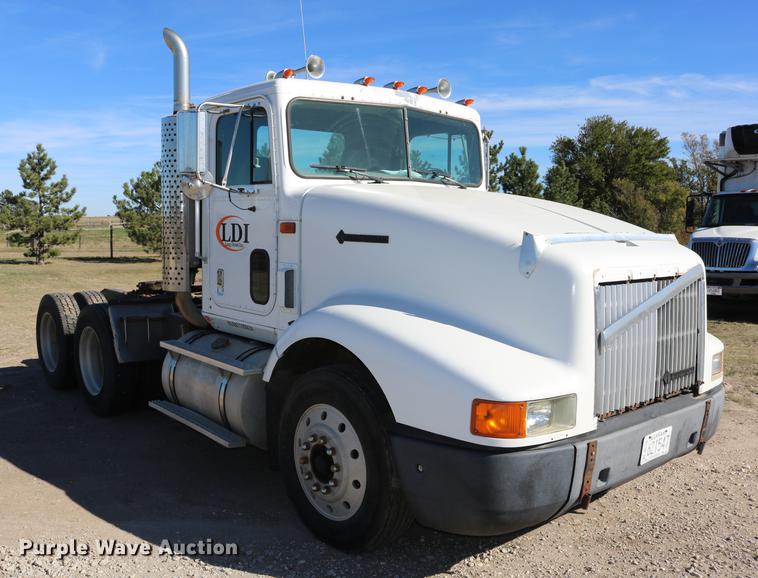 image for item DD0009 1995 International 9400 semi truck