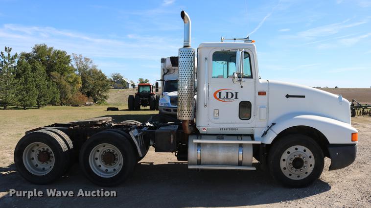 image for item DD0009 1995 International 9400 semi truck