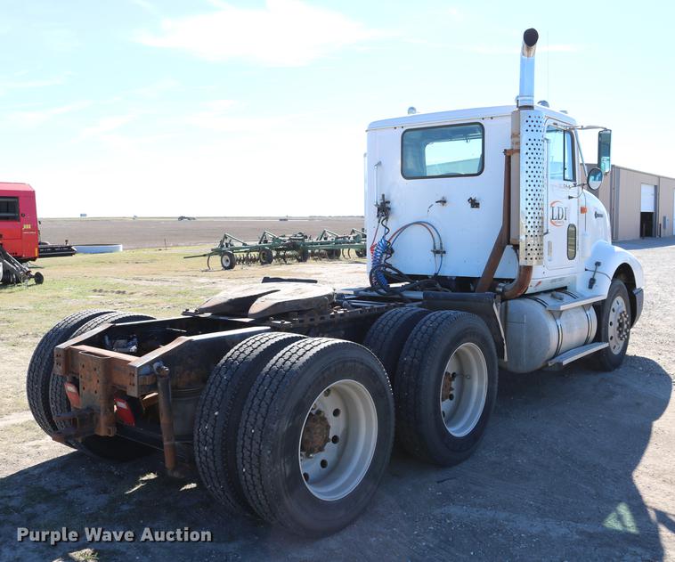 image for item DD0009 1995 International 9400 semi truck