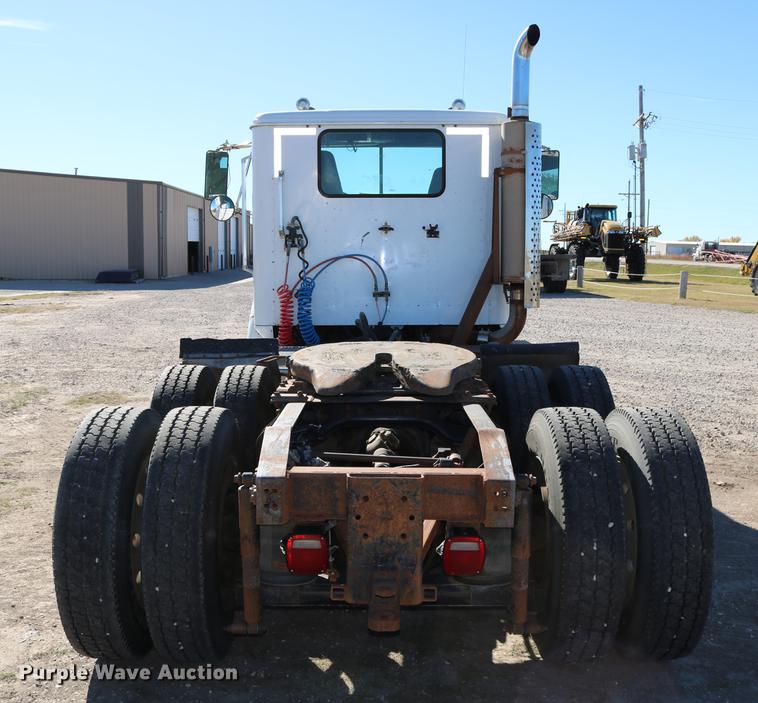 image for item DD0009 1995 International 9400 semi truck