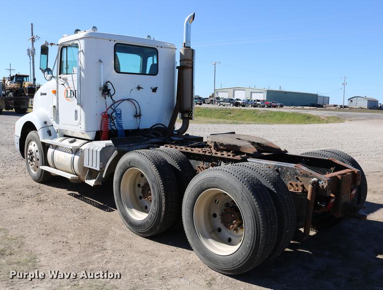 image for item DD0009 1995 International 9400 semi truck