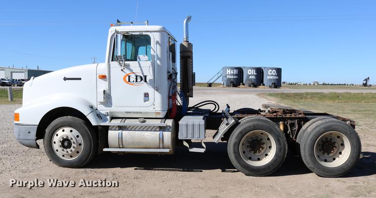 image for item DD0009 1995 International 9400 semi truck