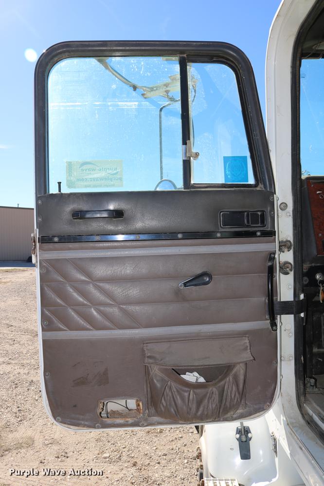 image for item DD0009 1995 International 9400 semi truck