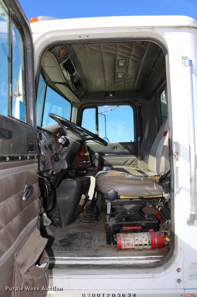 image for item DD0009 1995 International 9400 semi truck