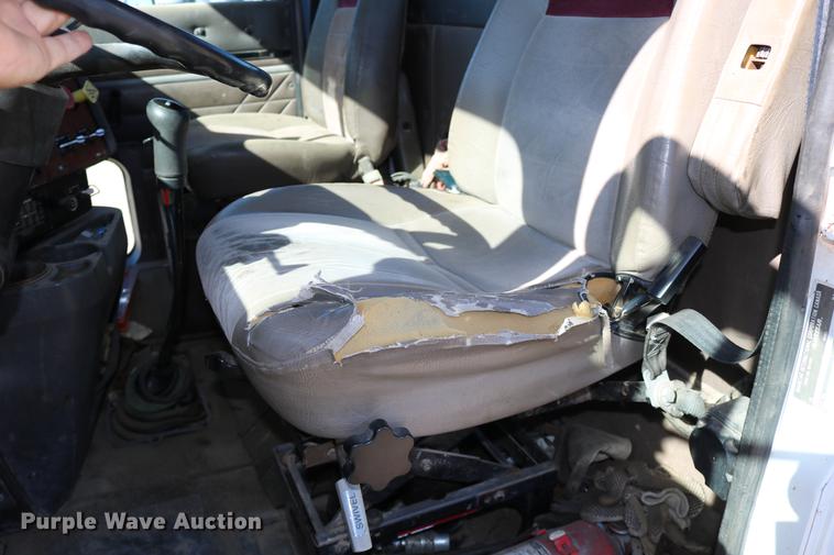 image for item DD0009 1995 International 9400 semi truck