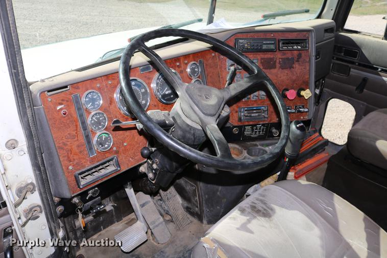 image for item DD0009 1995 International 9400 semi truck