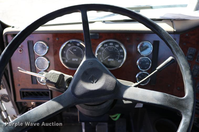 image for item DD0009 1995 International 9400 semi truck