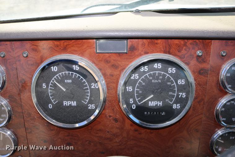 image for item DD0009 1995 International 9400 semi truck