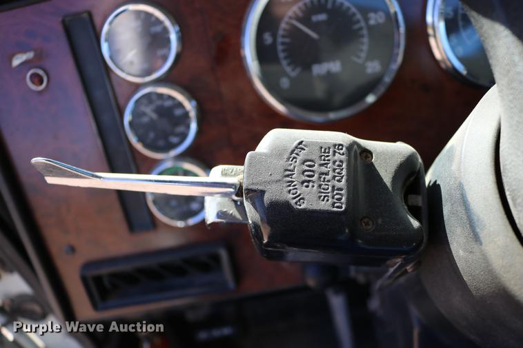 image for item DD0009 1995 International 9400 semi truck