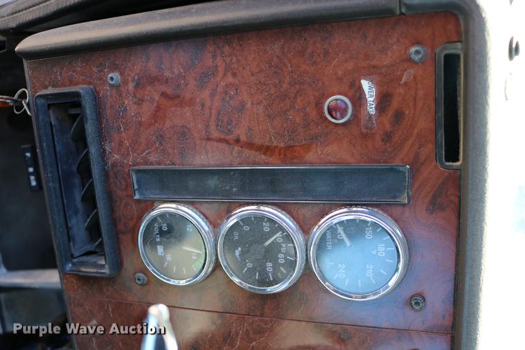 image for item DD0009 1995 International 9400 semi truck