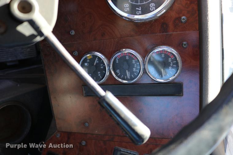 image for item DD0009 1995 International 9400 semi truck