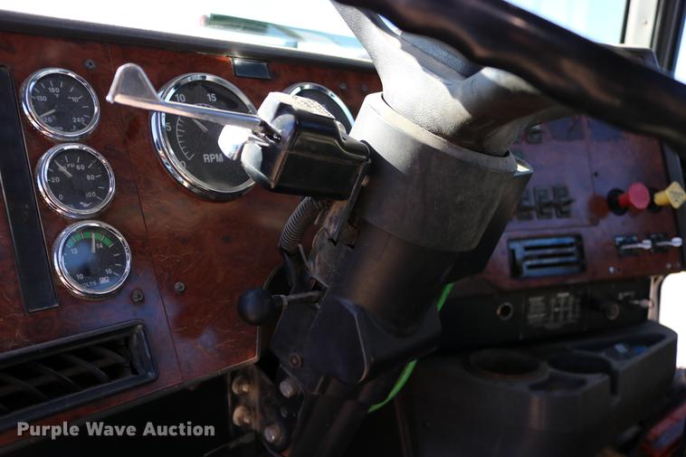 image for item DD0009 1995 International 9400 semi truck