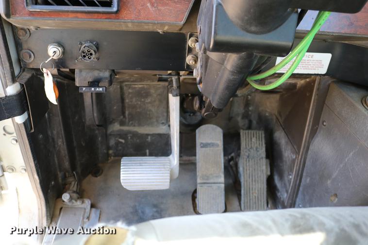 image for item DD0009 1995 International 9400 semi truck