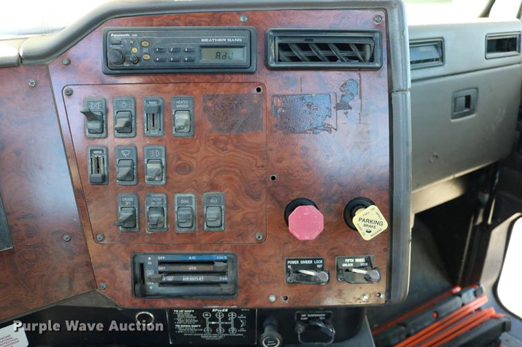 image for item DD0009 1995 International 9400 semi truck