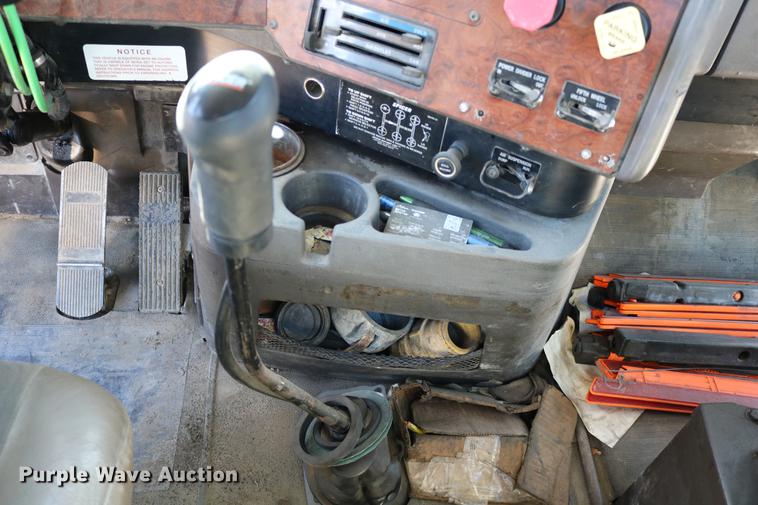 image for item DD0009 1995 International 9400 semi truck